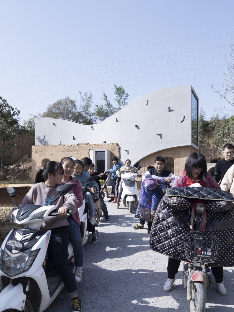 09_Villages_kids_visiting__Atelier_Xi.jpg