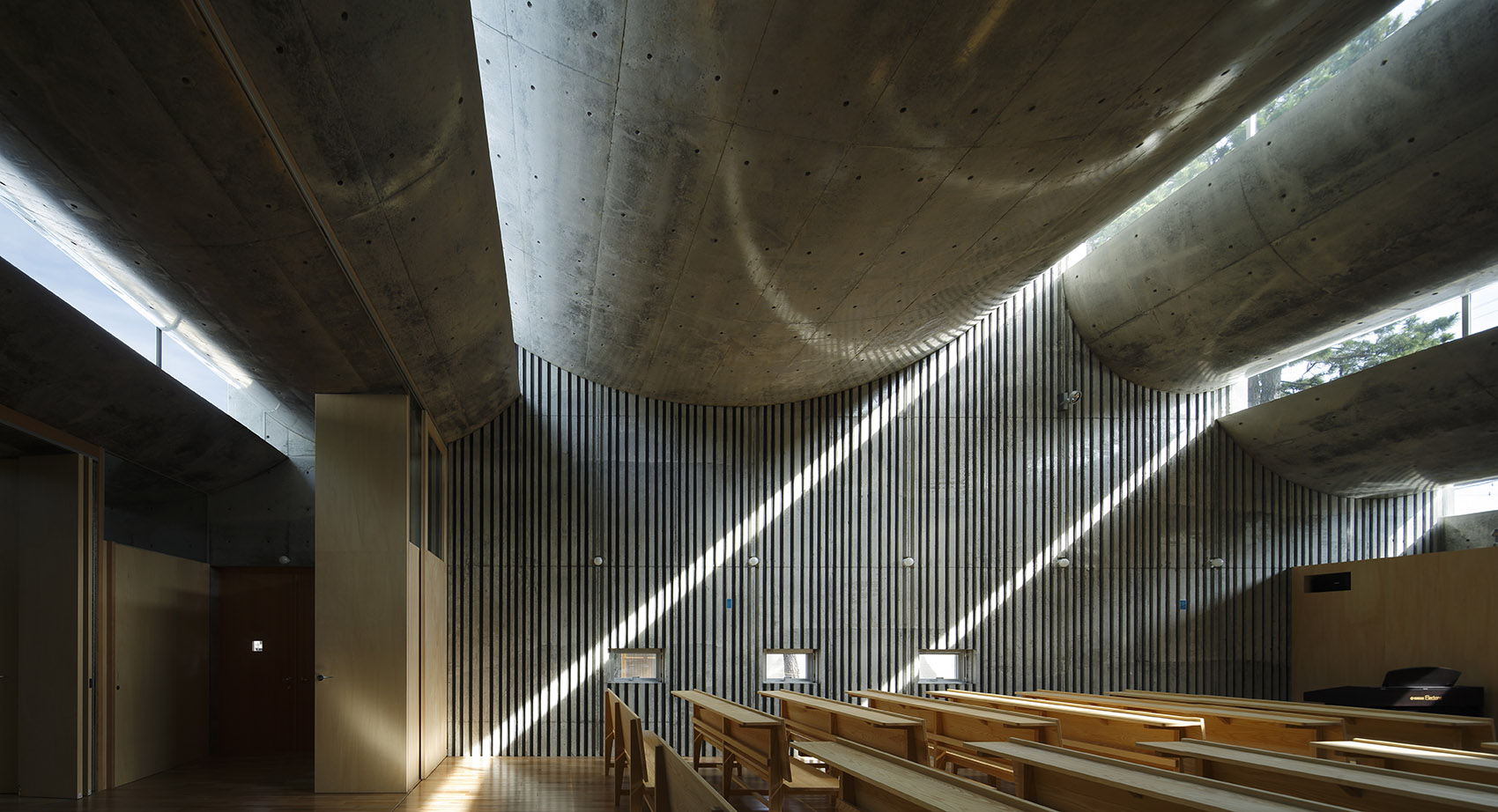 009-shonan-christ-church-by-takeshi-hosaka-architects.jpg